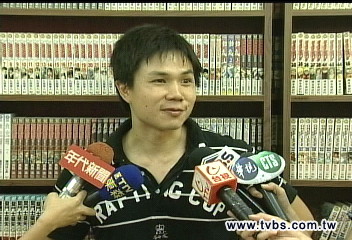 「遛鳥博士」開書店　裸奔片慶開幕