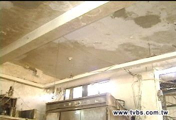 〈獨家〉水泥塊砸落傷人　攤販驚恐做生意