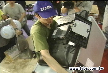 白手套飛躍！　搶99元電器男拚命