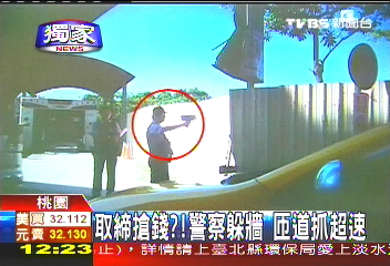 〈獨家〉取締搶錢？警察躲牆　匝道抓超速