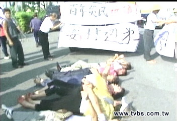 阻挖分洪道！　美濃居民肉身擋車