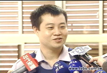 男持油槍欲自焚 菜鳥警勇撲解圍