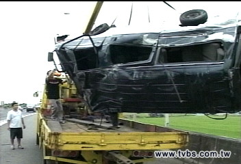 廂型車國道爆胎　翻出護欄2死6傷