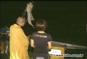 遊覽車禍／連夜領亡魂回家　親人捧牌位痛哭