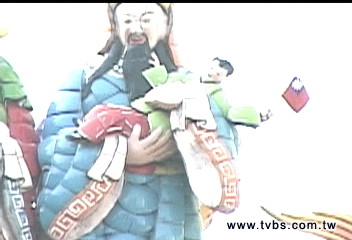 廟宇「奇聞」! 子仙抱童手持「國旗」