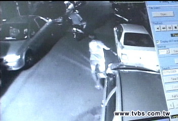 婦人欠債前夫遭殃　5度遭潑漆砸車