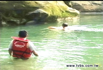 下水「試水深」　堂弟目睹兄溺斃