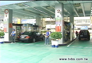 炒股失利　男提瓦斯桶加油站點火