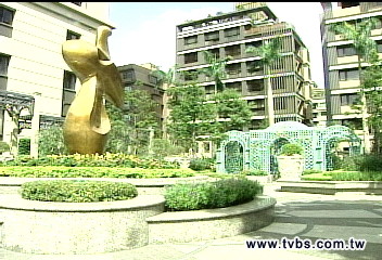 「保全趕人」 豪宅中庭違法未開放