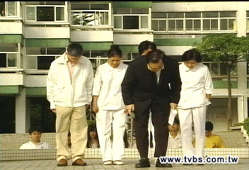 脫褲爭議隔月道歉 「我是被安排的」