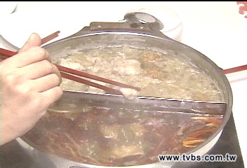 一鍋多吃! 火鍋業者推新湯頭吸客