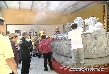 青斗原石雕27噸重香爐 大陸運回台