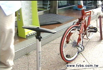 輪胎免費打氣　超商搶鐵馬族生意