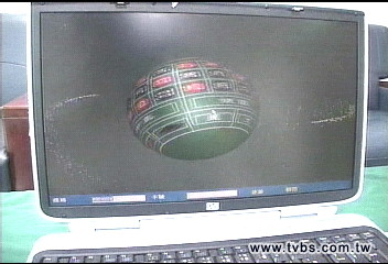 當街筆電賭輪盤　妙齡熱褲女遭逮
