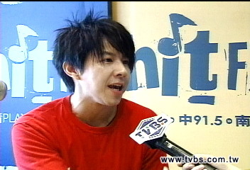 「王力宏會來」 騙子盗名拐Dennis主持