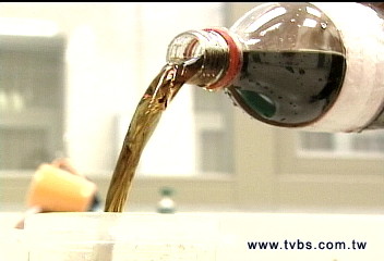 飛機降落喝可樂　她耳充血瞬間耳聾
