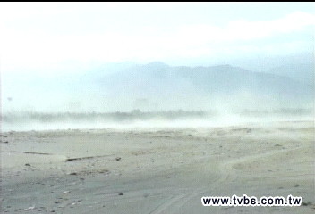 苦!東北季風猛吹 台東沙塵罩頂