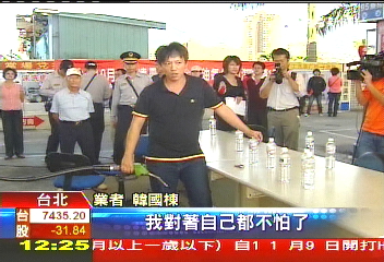 不滿市府強拆　加油站舉「槍」對峙