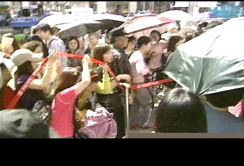 〈獨家〉「你是哪國人」　週年慶插隊爆衝突
