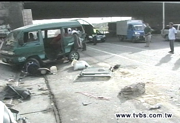 疑肇事逃逸！　轎車撞店4車毀4人傷