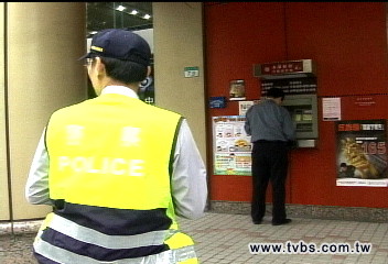 反詐新招!萬警站崗ATM 民批秀過頭
