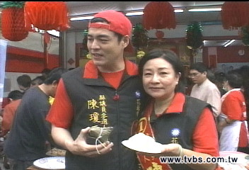 〈獨家〉星媽參選！　劉至翰與妻幫母助選