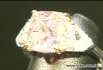 5克拉粉鑽2億很吸「睛」 貴婦搶標