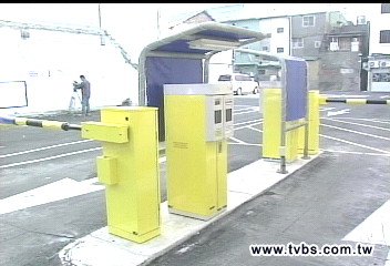 擄車傷人！女子停車場取車　遭持刀挾持
