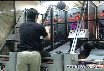 玩投籃機「低頭抬頭」 動脈剝離險中風