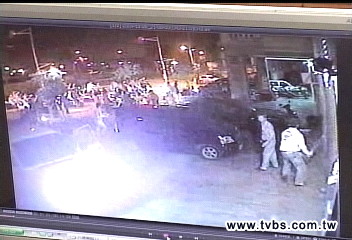 囂張飆仔！50車堵汽修廠　瘋狂砸店