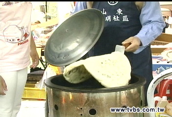 懷念眷村美食　乾烙蔥油餅超受歡迎