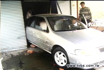倒車錯檔！轎車撞宅　屋主看電視嚇傻