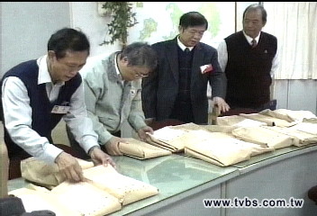 抓幽靈投票! 金門檢警印名冊約談