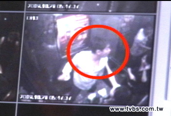 上網把妹！嫌女醜　男網友痛毆11層樓