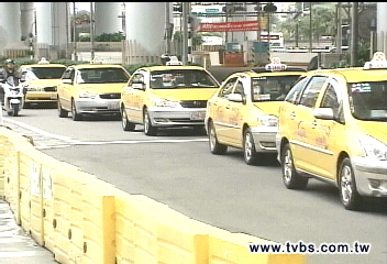 「15分鐘上車」 跨年小黃超商搶客