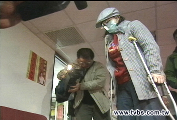 警官子偷開偵防車　撞殘少婦不聞問