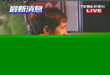 公車撞安全島　4名乘客受傷送醫