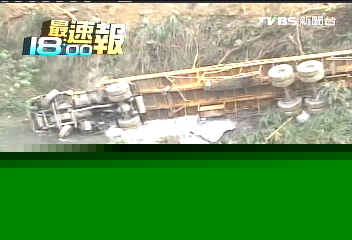 沒設警告標誌! 拖板車翻落4米深溝