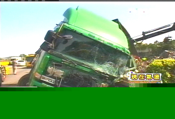 疑似爆胎失控 貨車國道撞分隔島