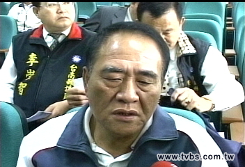 駁斥逃避司法 吳健保蹣跚現身