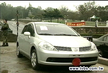 誰「虎」運? 民眾排隊擲筊拚轎車