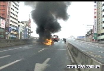 〈獨家〉撞車火燒！4人跳車逃　出遊興致滅了