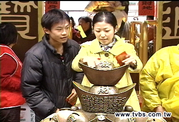 初四迎神　廟炸300米鞭炮接財神
