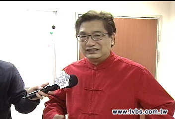 李慶華「火」力問政 衣裝「滿江紅」