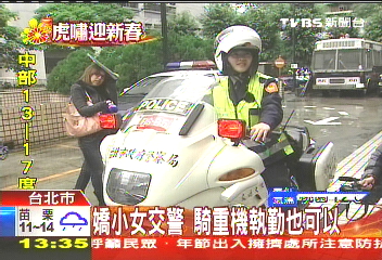 嬌小女交警 騎重機執勤也可以