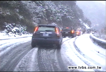 〈獨家〉越冷越來勁!合歡山下雪 賞雪客脫了