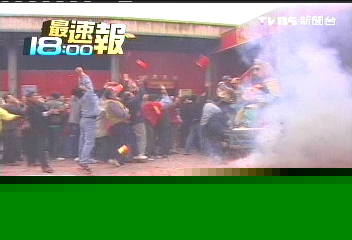炮炸寒單、限量龍船　財神廟吸睛