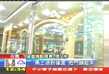 大膽搶匪未蒙面 遭反鎖銀樓內