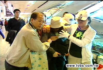 蜜月溺死馬爾地夫　妻哀慟抱回骨灰