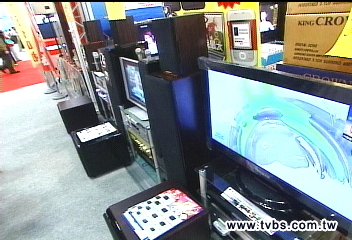 趴在地上也要搶! 電器展撒錢吸睛